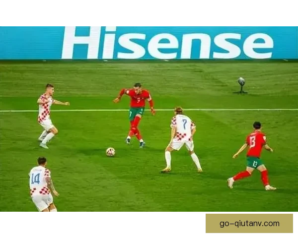 摩洛哥球员赛后围堵裁判引发争议 引媒体热议公平判罚问题